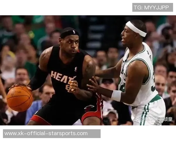 女主持与皮尔斯默契配合皮尔斯直言不想与他人合作播客