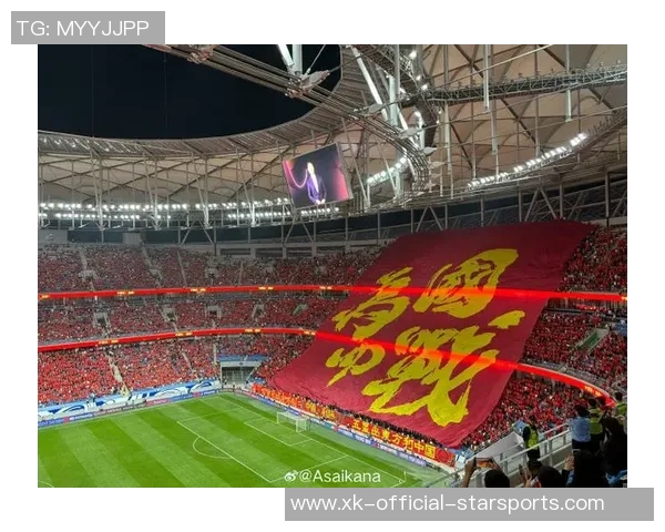 震撼场面拜仁球迷赛前展示TIFO并燃放烟花点燃全场气氛